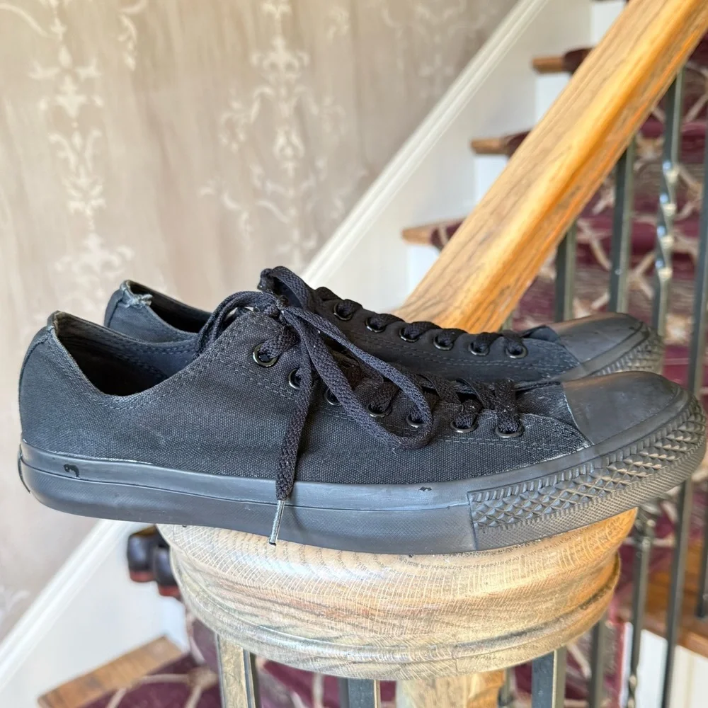 VANS men’s low rise, solid black sneaker size 11 good condition